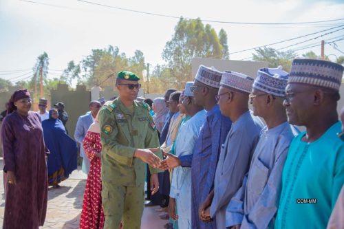 ACCEUIL DU MINISTRE DES MINES DANS LES LOCAUX DE LA SML PAR LA DIRECTRICE GENERAL ET LE PERSONNEL